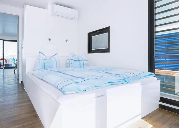 Semesterbostad Hausboot Geiseltalsee - Floating House - Well Hausboote - Family & Friends Braunsbedra