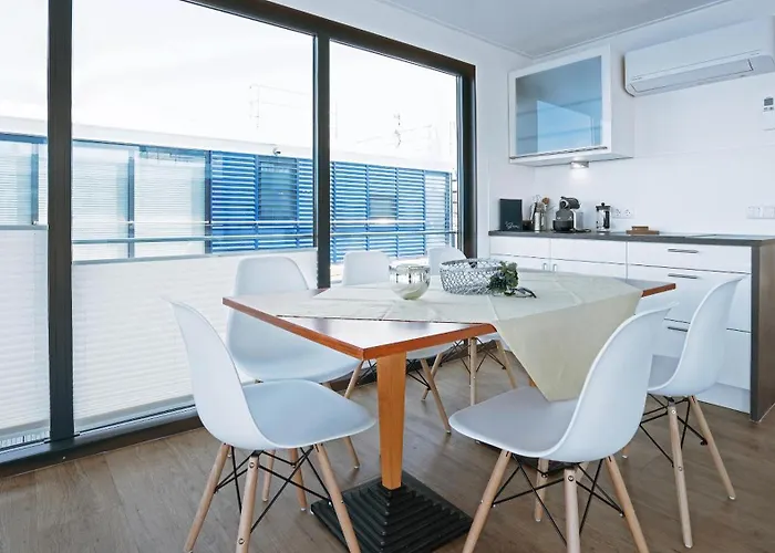 Semesterbostad Hausboot Geiseltalsee - Floating House - Well Hausboote - Family & Friends